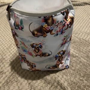 Neszeszer/ pelenkatartó tacskó mintával - baba - mama - pelenkázó, babafürdető kellékek - pelenkázó neszeszer, pelenkatartó - Meska.hu