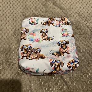 Neszeszer/ pelenkatartó tacskó mintával - baba - mama - pelenkázó, babafürdető kellékek - pelenkázó neszeszer, pelenkatartó - Meska.hu