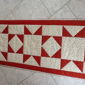 Piros-fehér csillagos karácsonyi futó , Karácsony, Karácsonyi lakásdekoráció, Karácsonyi lakásdíszek, Patchwork, foltvarrás, Varrás, MESKA