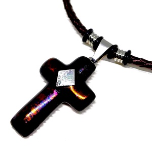 Kereszt barna-ezüstben, üveg medál bőr nyakláncon, nemesacél szerelékkel - ékszer - nyaklánc - medálos nyaklánc - Meska.hu
