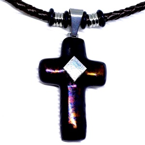 Kereszt barna-ezüstben, üveg medál bőr nyakláncon, nemesacél szerelékkel - ékszer - nyaklánc - medálos nyaklánc - Meska.hu