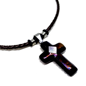 Kereszt barna-ezüstben, üveg medál bőr nyakláncon, nemesacél szerelékkel - ékszer - nyaklánc - medálos nyaklánc - Meska.hu