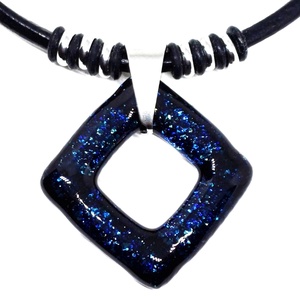 Sötétkék rombusz art deco stílusú üveg medál bőr nyakláncon, nemesacél szerelékkel - ékszer - nyaklánc - medálos nyaklánc - Meska.hu