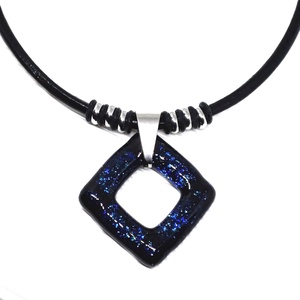 Sötétkék rombusz art deco stílusú üveg medál bőr nyakláncon, nemesacél szerelékkel - ékszer - nyaklánc - medálos nyaklánc - Meska.hu