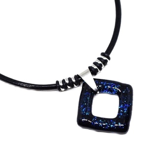 Sötétkék rombusz art deco stílusú üveg medál bőr nyakláncon, nemesacél szerelékkel - ékszer - nyaklánc - medálos nyaklánc - Meska.hu