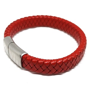 Piros fonott bőr karkötő szálcsiszolt ezüst színű nemesacél mágneszárral, férfiaknak - nőknek - ékszer - karkötő - fonott karkötő - Meska.hu