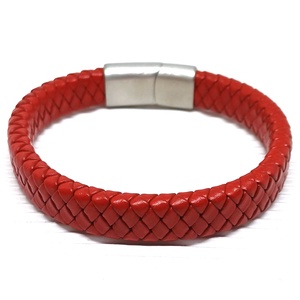 Piros fonott bőr karkötő szálcsiszolt ezüst színű nemesacél mágneszárral, férfiaknak - nőknek - ékszer - karkötő - fonott karkötő - Meska.hu
