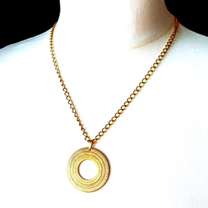 Örvény aranyban nemesacél medál fonott barna bőr nyakláncon férfiaknak - nőknek - ékszer - nyaklánc - medálos nyaklánc - Meska.hu