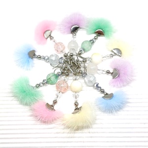 Selymes nyuszi világoszöldben - szőrmés lógós fülbevaló hegyikristállyal, nemesacél  - ékszer - fülbevaló - lógó fülbevaló - Meska.hu