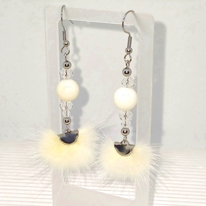 Selymes nyuszi törtfehérben - szőrmés lógós fülbevaló kagylógyönggyel, nemesacél  - ékszer - fülbevaló - lógó fülbevaló - Meska.hu
