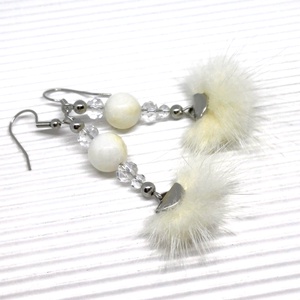 Selymes nyuszi törtfehérben - szőrmés lógós fülbevaló kagylógyönggyel, nemesacél  - ékszer - fülbevaló - lógó fülbevaló - Meska.hu