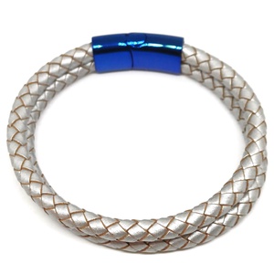 Metál ezüst-kék női statement karkötő nemesacél mágneskapoccsal, női karkötő - ékszer - karkötő - fonott karkötő - Meska.hu