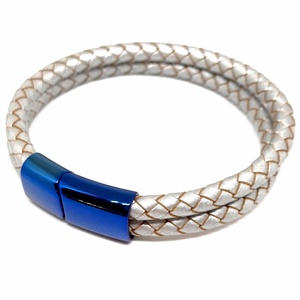 Metál ezüst-kék női statement karkötő nemesacél mágneskapoccsal, női karkötő - ékszer - karkötő - fonott karkötő - Meska.hu