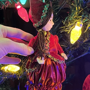 Manó lány karácsonyfadísz - karácsony - karácsonyi lakásdekoráció - karácsonyfadíszek - Meska.hu