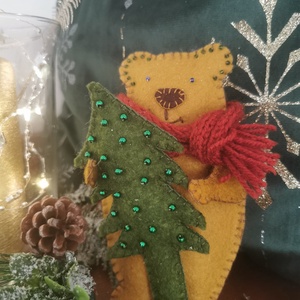 Karácsonyi macik gyapjúfilcből karácsonyfával, kötött sállal (4490 Ft/db) - karácsony - karácsonyi lakásdekoráció - karácsonyi manók, figurák - Meska.hu