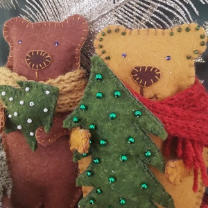 Karácsonyi macik gyapjúfilcből karácsonyfával, kötött sállal (4490 Ft/db) - karácsony - karácsonyi lakásdekoráció - karácsonyi manók, figurák - Meska.hu