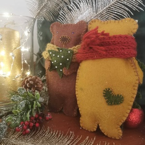 Karácsonyi macik gyapjúfilcből karácsonyfával, kötött sállal (4490 Ft/db) - karácsony - karácsonyi lakásdekoráció - karácsonyi manók, figurák - Meska.hu