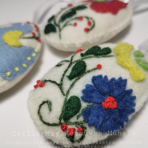 HÍMZETT RÁTÉTEKKEL DÍSZÍTETT SZÍNES HÚSVÉTI TOJÁSOK CSILLAGMAG-DEKORÁCIÓ 3 DB/SZETT TERMÉSZETES ANYAGOKBÓL GYAPJÚFILC - otthon & életmód - dekoráció - fali és függő dekoráció - álomfogó - Meska.hu