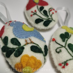 HÍMZETT RÁTÉTEKKEL DÍSZÍTETT SZÍNES HÚSVÉTI TOJÁSOK CSILLAGMAG-DEKORÁCIÓ 3 DB/SZETT TERMÉSZETES ANYAGOKBÓL GYAPJÚFILC - otthon & életmód - dekoráció - fali és függő dekoráció - álomfogó - Meska.hu