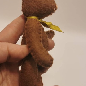 BARNA GYAPJÚFILC NYUSZI természetes anyagokból (gyapjúfilc,gyapjú); barna gyapjúfilcből, nyakában arany selyemszalaggal - játék & sport - plüssállat & játékfigura - nyuszi - Meska.hu