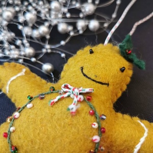 MÉZI SÜTIEMBERKE GINGERBREAD MÉZESKALÁCSEMBERKE TERMÉSZETES ANYAGOK GYAPJÚFILC GYAPJÚ NEMEZ NEMEZDEKORÁCIÓ  - karácsony - karácsonyi lakásdekoráció - karácsonyfadíszek - Meska.hu
