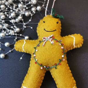 MÉZI SÜTIEMBERKE GINGERBREAD MÉZESKALÁCSEMBERKE TERMÉSZETES ANYAGOK GYAPJÚFILC GYAPJÚ NEMEZ NEMEZDEKORÁCIÓ  - karácsony - karácsonyi lakásdekoráció - karácsonyfadíszek - Meska.hu