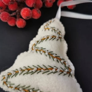 HÍMZETT GYÖNGYÖKKEL DÍSZÍTETT BÉKEBELI HANGULATÚ KARÁCSONYI CSILLAGMAG-DEKORÁCIÓ 10 DB/SZETT TERMÉSZETES ANYAGOKBÓL  - karácsony - karácsonyi lakásdekoráció - karácsonyfadíszek - Meska.hu