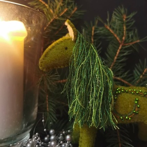 HÍMZÉSSEL GYÖNGYÖKKEL DÍSZÍTETT KARÁCSONYI ÜNNEPI GYAPJÚFILC CSILLAGMAG-LOVACSKA TERMÉSZETES ANYAGOK GYAPJÚFILC GYAPJÚ  - játék & sport - plüssállat & játékfigura - ló - Meska.hu