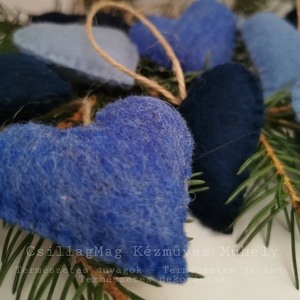 SZÍVECSKE-BOX 10 DB gyapjúfilc szívvel kék árnyalatokban-ajándék-ajándékkísérő-karácsonyfadísz-dekoráció-ajándékbox - karácsony - karácsonyi lakásdekoráció - karácsonyfadíszek - Meska.hu