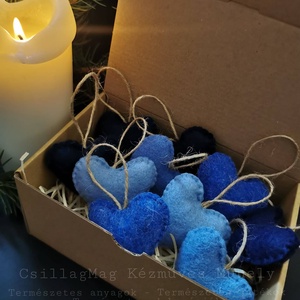 SZÍVECSKE-BOX 10 DB gyapjúfilc szívvel kék árnyalatokban-ajándék-ajándékkísérő-karácsonyfadísz-dekoráció-ajándékbox - karácsony - karácsonyi lakásdekoráció - karácsonyfadíszek - Meska.hu