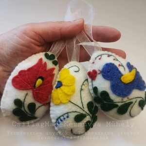 SZÍNES HÍMZETT RÁTÉTEKKEL DÍSZÍTETT HÚSVÉTI TOJÁSOK HÚSVÉTI DEKORÁCIÓ 3 DB/SZETT CSILLAGMAG-DEKORÁCIÓ TERMÉSZETES ANYAG - otthon & életmód - dekoráció - fali és függő dekoráció - függődísz - Meska.hu