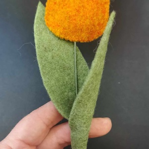 ANYÁK NAPI TULIPÁN TERMÉSZETES ANYAGOKBÓL  (GYAPJÚFILC,GYAPJÚ) ÉDESANYÁKNAK NAGYMAMÁKNAK DÉDNAGYMAMÁKNAK KERESZTANYÁKNAK - otthon & életmód - dekoráció - virágdísz és tartó - csokor & virágdísz - Meska.hu