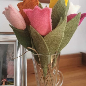 ANYÁK NAPI TULIPÁN TERMÉSZETES ANYAGOKBÓL  (GYAPJÚFILC,GYAPJÚ) ÉDESANYÁKNAK NAGYMAMÁKNAK DÉDNAGYMAMÁKNAK KERESZTANYÁKNAK - otthon & életmód - dekoráció - virágdísz és tartó - csokor & virágdísz - Meska.hu
