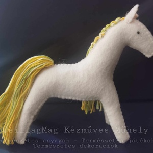 KAMILLA HÍMZETT KAMILLAVIRÁGOKKAL DÍSZÍTETT CSILLAGMAG-LOVACSKA TERMÉSZETES ANYAGOK GYAPJÚFILC GYAPJÚ WALDORF NEMEZ - játék & sport - plüssállat & játékfigura - ló - Meska.hu