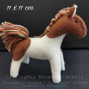 KISCSIKÓ RÖVID SÖRÉNNYEL TERMÉSZETES ANYAGOKBÓL (GYAPJÚFILC, GYAPJÚ) 11 X 11 CM EGYEDI MINŐSÉGI TERMÉSZETES JÁTÉK - játék & sport - plüssállat & játékfigura - ló - Meska.hu