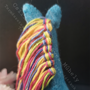 TÜRKIZKÉK CSILLAGMAG-LOVACSKA CSILLOGÓ STRASSZ VIRAGOKKAL TERMÉSZETES ANYAGOKBÓL GYAPJÚFILC GYAPJÚ WALDORF EGYEDI JÁTÉK  - játék & sport - plüssállat & játékfigura - ló - Meska.hu