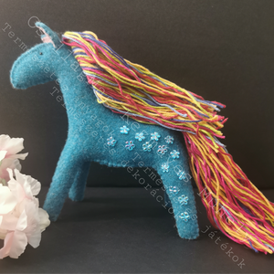 TÜRKIZKÉK CSILLAGMAG-LOVACSKA CSILLOGÓ STRASSZ VIRAGOKKAL TERMÉSZETES ANYAGOKBÓL GYAPJÚFILC GYAPJÚ WALDORF EGYEDI JÁTÉK  - játék & sport - plüssállat & játékfigura - ló - Meska.hu