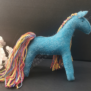 TÜRKIZKÉK CSILLAGMAG-LOVACSKA CSILLOGÓ STRASSZ VIRAGOKKAL TERMÉSZETES ANYAGOKBÓL GYAPJÚFILC GYAPJÚ WALDORF EGYEDI JÁTÉK  - játék & sport - plüssállat & játékfigura - ló - Meska.hu