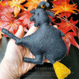 Boszorkány halloween dekoráció őszi dekor természetes anyagokból gyapjúfilc gyapjú fenntartható seprűn repülő boszi - otthon & életmód - dekoráció - halloween - halloweeni dekoráció - Meska.hu