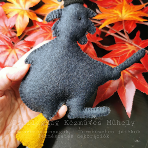 Boszorkány halloween dekoráció őszi dekor természetes anyagokból gyapjúfilc gyapjú fenntartható seprűn repülő boszi - otthon & életmód - dekoráció - halloween - halloweeni dekoráció - Meska.hu