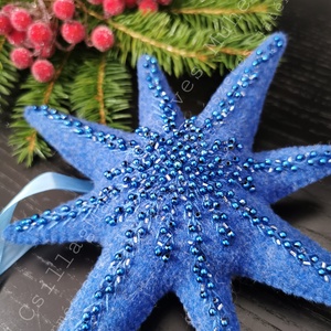 CSILLAGMAG-CSÚCSDÍSZ A KARÁCSONYFA ÉKE ÉGKÉK TERMÉSZETES ANYAG GYAPJÚFILC GYAPJÚ HÍMZÉSSEL GYÖNGYÖKKEL SZATÉNSZALAGGAL  - karácsony - karácsonyi lakásdekoráció - karácsonyfadíszek - Meska.hu