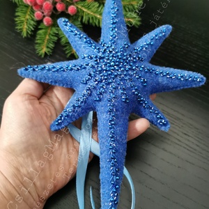 CSILLAGMAG-CSÚCSDÍSZ A KARÁCSONYFA ÉKE ÉGKÉK TERMÉSZETES ANYAG GYAPJÚFILC GYAPJÚ HÍMZÉSSEL GYÖNGYÖKKEL SZATÉNSZALAGGAL  - karácsony - karácsonyi lakásdekoráció - karácsonyfadíszek - Meska.hu