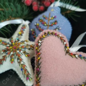 PASZTELL SZÍNŰ HÍMZETT KARÁCSONYI DEKORÁCIÓ 3 DB/SZETT SZÍNES GYÖNGYÖKKEL SZATÉNSZALAG AKASZTÓVAL TERMÉSZETES ANYAGOKBÓL - karácsony - karácsonyi lakásdekoráció - karácsonyfadíszek - Meska.hu