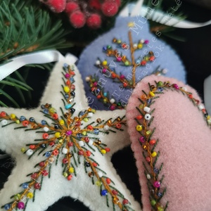 PASZTELL SZÍNŰ HÍMZETT KARÁCSONYI DEKORÁCIÓ 3 DB/SZETT SZÍNES GYÖNGYÖKKEL SZATÉNSZALAG AKASZTÓVAL TERMÉSZETES ANYAGOKBÓL - karácsony - karácsonyi lakásdekoráció - karácsonyfadíszek - Meska.hu