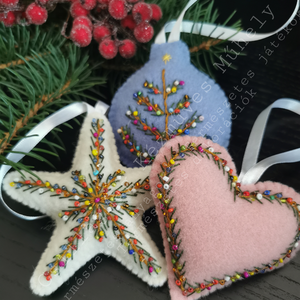 PASZTELL SZÍNŰ HÍMZETT KARÁCSONYI DEKORÁCIÓ 3 DB/SZETT SZÍNES GYÖNGYÖKKEL SZATÉNSZALAG AKASZTÓVAL TERMÉSZETES ANYAGOKBÓL, Karácsony, Karácsonyi lakásdekoráció, Karácsonyfadíszek, Hímzés, Varrás, MESKA