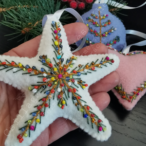 PASZTELL SZÍNŰ HÍMZETT KARÁCSONYI DEKORÁCIÓ 3 DB/SZETT SZÍNES GYÖNGYÖKKEL SZATÉNSZALAG AKASZTÓVAL TERMÉSZETES ANYAGOKBÓL - karácsony - karácsonyi lakásdekoráció - karácsonyfadíszek - Meska.hu