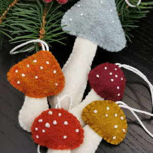 GOMBÁK 5 DB/SZETT SZÍNES HÍMZETT KALAPBAN TERMÉSZETES ANYAGOKBÓL GYAPJÚFILC,GYAPJÚ) ŐSZI/KARÁCSONYI DEKORÁCIÓ NEMEZGOMBA, Otthon & Életmód, Dekoráció, Fali és függő dekoráció, Függődísz, Varrás, Hímzés, MESKA