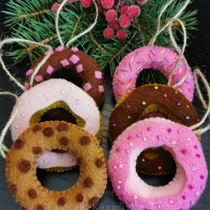 SZÍNES FÁNKOK 6 DB/SZETT BABAKONYHÁBA JÁTÉK SÜTIK DEKORÁCIÓ KARÁCSONYFADÍSZ FENNTARTHATÓ TERMÉSZETES NEMEZJÁTÉK WALDORF  - otthon & életmód - dekoráció - fali és függő dekoráció - csempe - Meska.hu