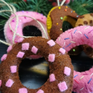 SZÍNES FÁNKOK 6 DB/SZETT BABAKONYHÁBA JÁTÉK SÜTIK DEKORÁCIÓ KARÁCSONYFADÍSZ FENNTARTHATÓ TERMÉSZETES NEMEZJÁTÉK WALDORF  - otthon & életmód - dekoráció - fali és függő dekoráció - csempe - Meska.hu