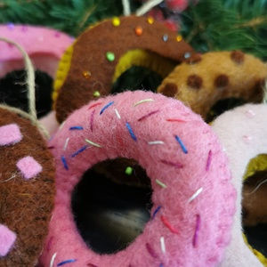 SZÍNES FÁNKOK 6 DB/SZETT BABAKONYHÁBA JÁTÉK SÜTIK DEKORÁCIÓ KARÁCSONYFADÍSZ FENNTARTHATÓ TERMÉSZETES NEMEZJÁTÉK WALDORF  - otthon & életmód - dekoráció - fali és függő dekoráció - csempe - Meska.hu